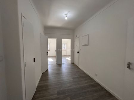 Apartamento T2 Remodelado para Arrendamento em Prédio de 3 Andares (Sem Elevador) - Photo 2