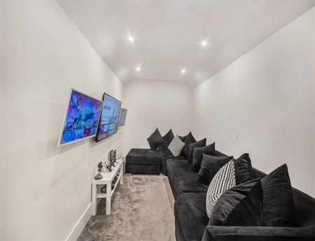 5 Bedroom Detached To Let - Photo 3