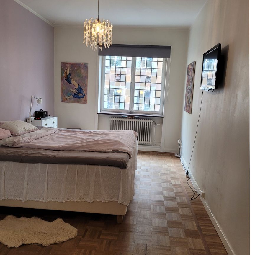 Stor lägenhet med centralt läge - Photo 1