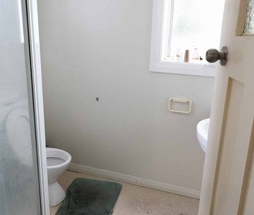 All inclusive rooms on Russell St - Available now - Photo 4