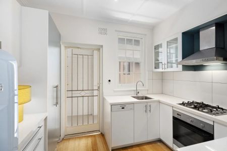 Furnished Toorak Sanctuary in Exclusive Boutique Block - Photo 4