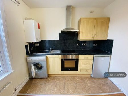 2 bedroom flat to rent - Photo 2