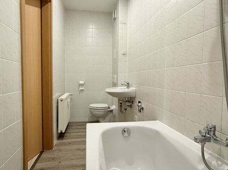 3-Raum • Dachgeschoss • schöner Grundriss • Bad mit Wanne • modernes Laminat • gepflegtes Haus - Photo 3