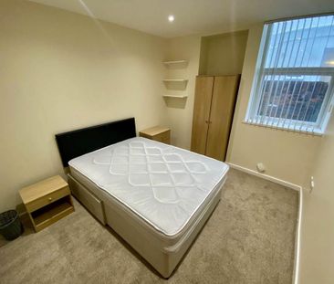 3 bedroom flat to rent - Photo 4