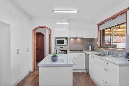 14 Yvonne Street, Wendouree - Photo 2