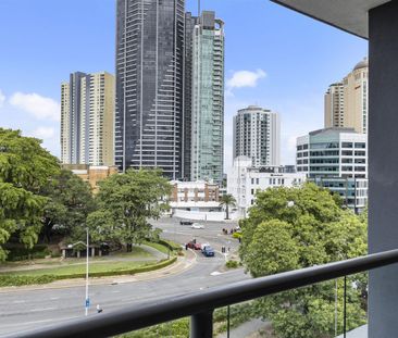 Sophisticated Inner-City Living - Photo 3