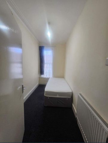 3 Bed Flat, Dickens Road, E6 - Photo 3