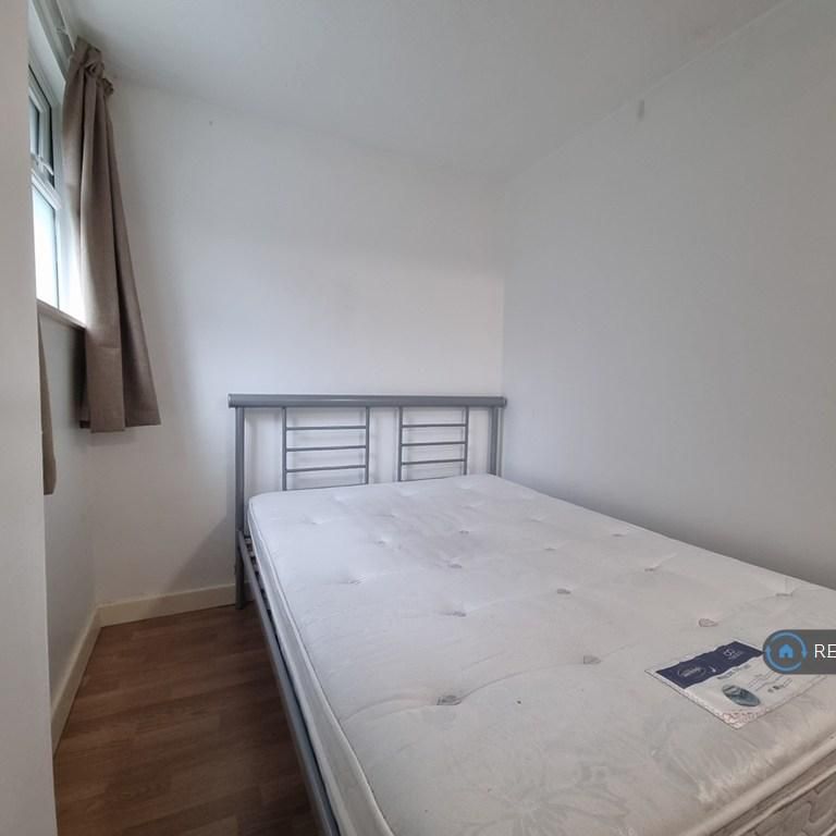 1 bedroom in a flat share to rent - Photo 1