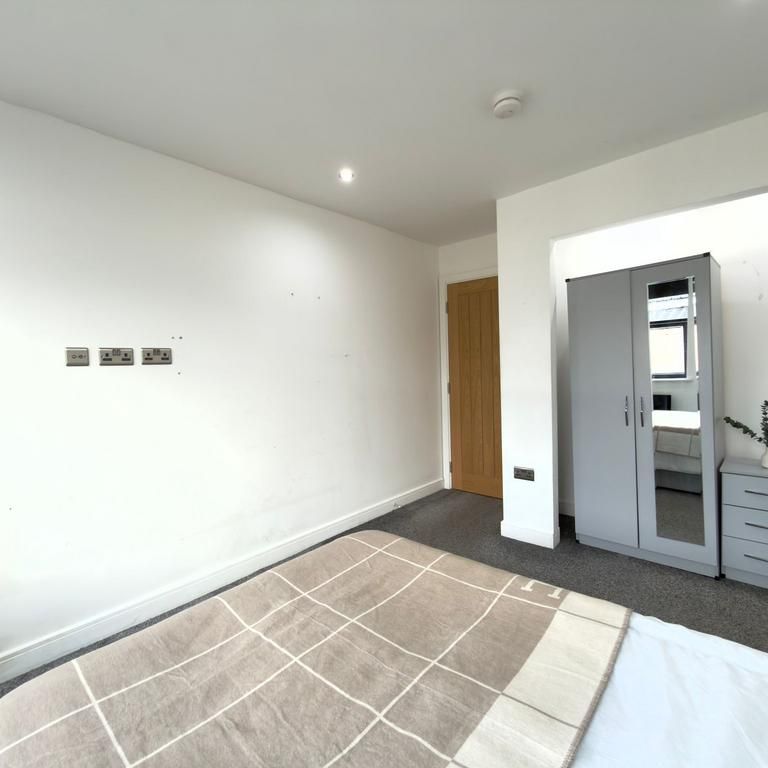 1 bedroom in a flat share to rent - Photo 1