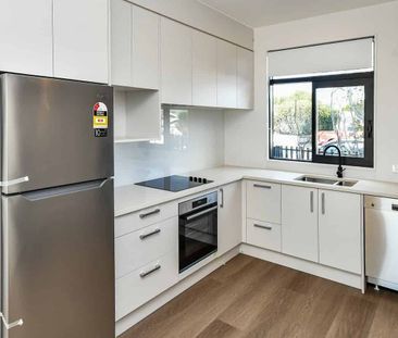 Modern 2 Bedroom - Photo 2