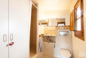 Lovely studio apartment with a terrace close to Las Ramblas