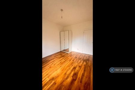 3 bedroom flat to rent - Photo 3