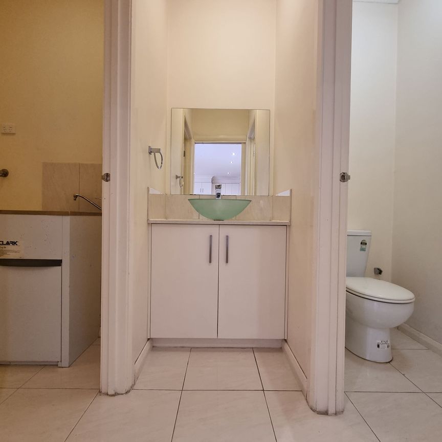 Modern & Spacious Townhouse - Photo 1