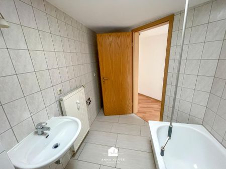 Renovierte 2-Raum-Wohnung mit Einbauküche - Foto 2