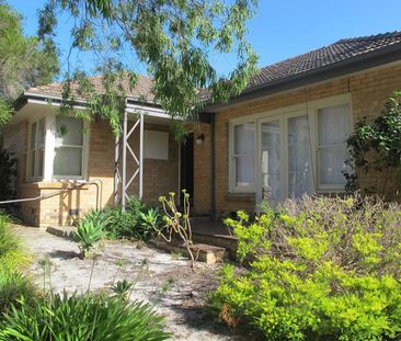 For Lease – Spacious Older-Style Family Home in Prime Location - Photo 3