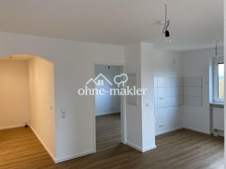 Stilvolle 2-Zimmer-Wohnung / Penthouse mit 33 m² Dachterrasse, Loggia und Fernblick in den Taunus - Photo 2