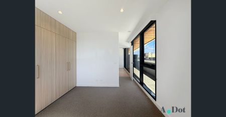 Light-Filled Two-Bedroom Apartment - Photo 2