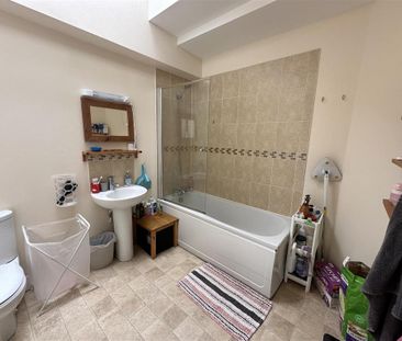 2 bedroom flat to rent - Photo 6