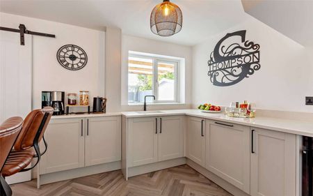 Exceptional five bedroom family home with garden & parking - Photo 5