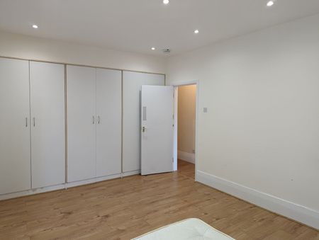 3 Bed Flat, Wykeham Court, NW4 - Photo 3