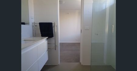 Beautifully Renovated 2-Bedroom Unit in Prime Deer Park Location! - Photo 2