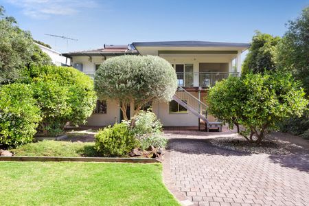 FAMILY HOME OVERLOOKING AUSTRALIA'S PREMIER GOLF COURSE - Photo 2