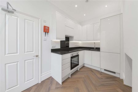 A split-level, three bedroom, two bathroom apartment set in over 818 sq ft and 0.1 mile to Euston Square station. - Photo 4