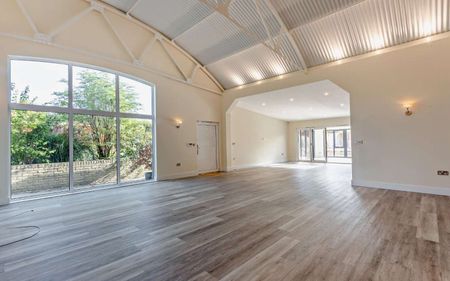 An impressive three bedroom luxurious barn conversion situated in a sought after village. - Photo 2