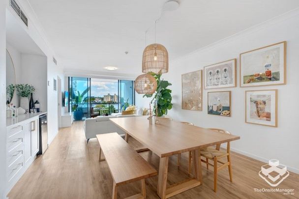 SPACIOUS APARTMENT WITH RIVER VIEW - Photo 1