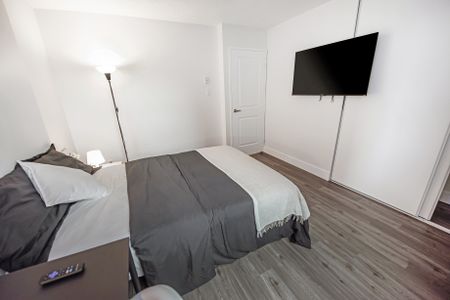 Deluxe Premium - Lees Ave - Photo 3