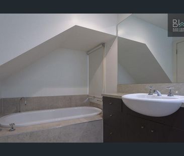 Charming Montmorency Townhouse with Modern Comforts - Photo 6