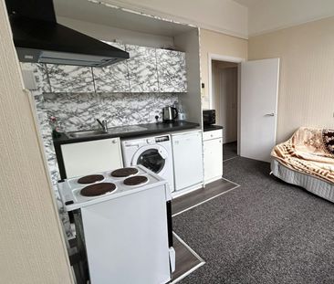 Flat to rent on - Photo 1