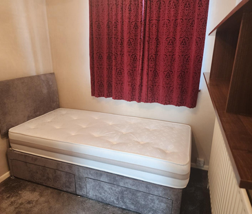 1 bedroom in a house share to rent - Photo 2