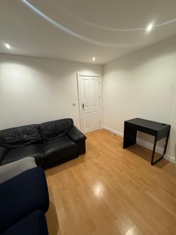 Room in a Shared Flat, Welland Street, SE10 - Photo 5