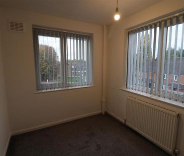 3 bedroom flat to rent - Photo 6