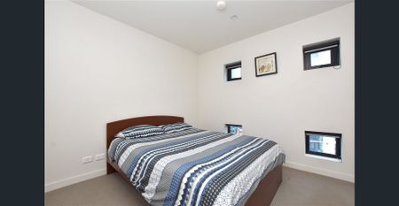 Bright and Cheerful Two Bedroom Apartment with Views of Botanic Gardens! - Photo 2