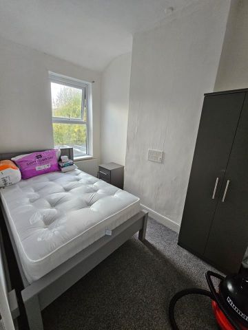 Room in a Shared House, Tenby Road, B13 - Photo 3