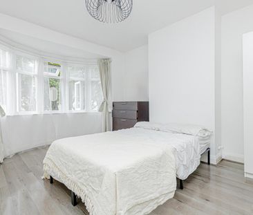 4 bedroom house in London - Photo 1