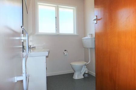 Tidy two bedroom unit with garage - Photo 4