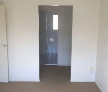 Spacious Refurbished Townhouse in Prime Location - Photo 4