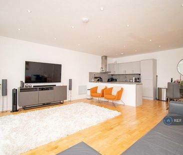 3 bedroom flat to rent - Photo 1