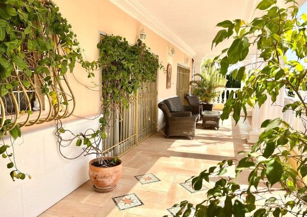 LONG TERM RENTAL. Spacious villa with 6 bedrooms for rent.