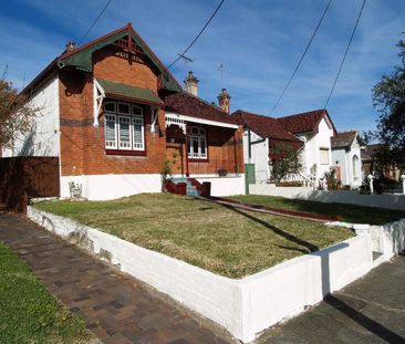 Charming Cottage offers great outdoor space - Photo 5