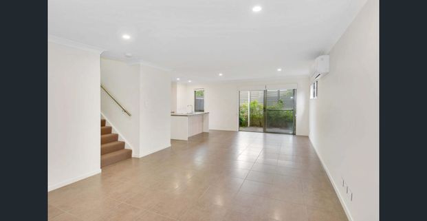 Spacious 3‑Bedroom Unit for Rent – 185/25 Farinazzo St, Richlands QLD 4077 - Photo 1