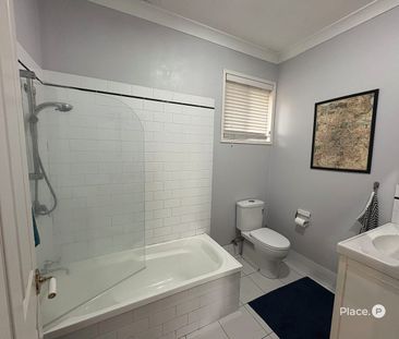 Charming Family Home for Rent – 3 Bedroom Beauty with Leafy Outlook - Photo 5