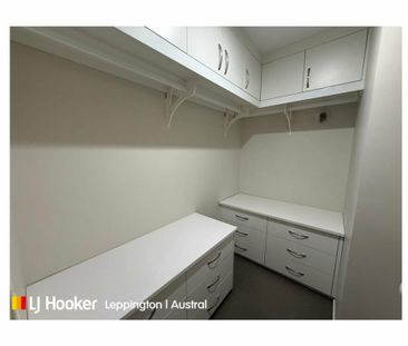 SLEEK & SPACIOUS MODERN HOME - Photo 2