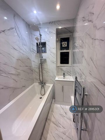 1 bedroom in a flat share to rent - Photo 4