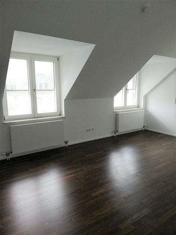 3 Zimmer, Küche, Bad, Dusche, 1 Galerie, Balkon, Aufzug, DG - Photo 2