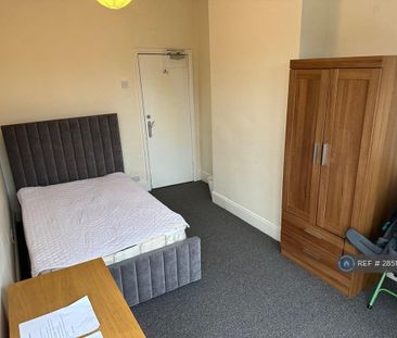 1 bedroom in a house share to rent - Photo 3