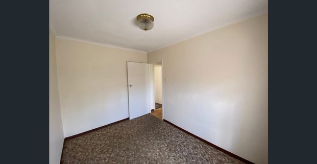 Built-in wardrobe, option for furnished and close to public transport just up from Aldi Shopping - Photo 1